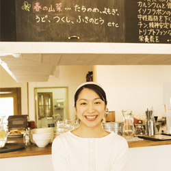 笑顔のワーズカフェの女性