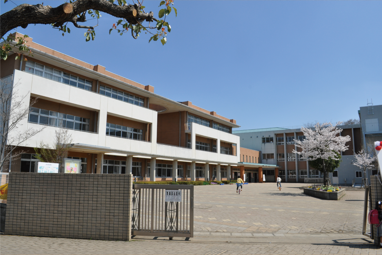 和鶴小学校の校舎の写真です