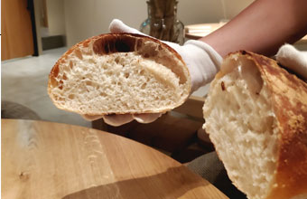 こだわりのルヴァン種を使った自家製パンも当店の自慢です。